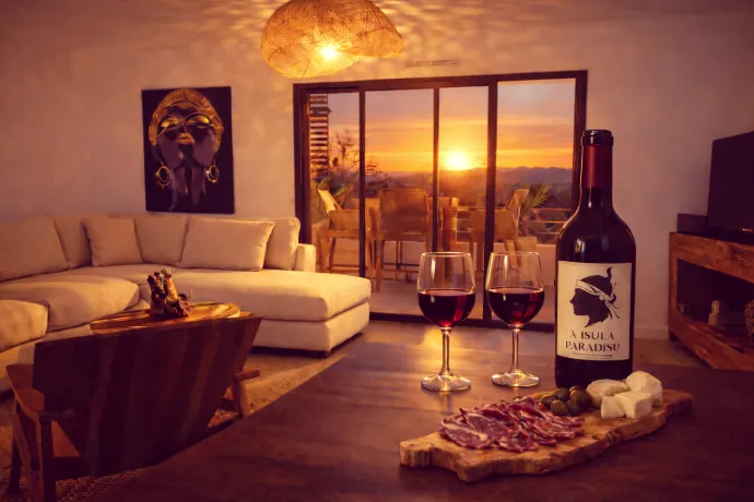 Salon de l'appartement A Isula Paradisu au coucher du soleil, vin corse et charcuterie