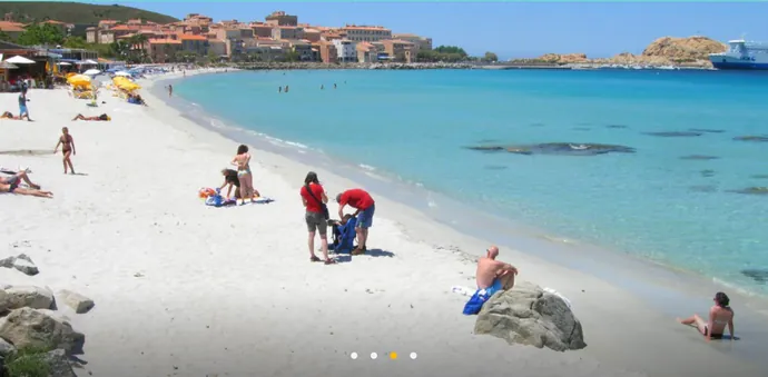 Plage Napoléon à L'Île-Rousse, eau turquoise et sable fin