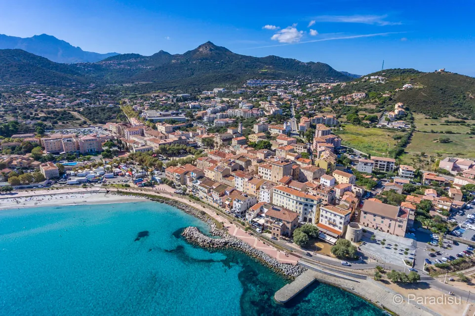 Vue aérienne de L'Île-Rousse et de sa plage en Corse